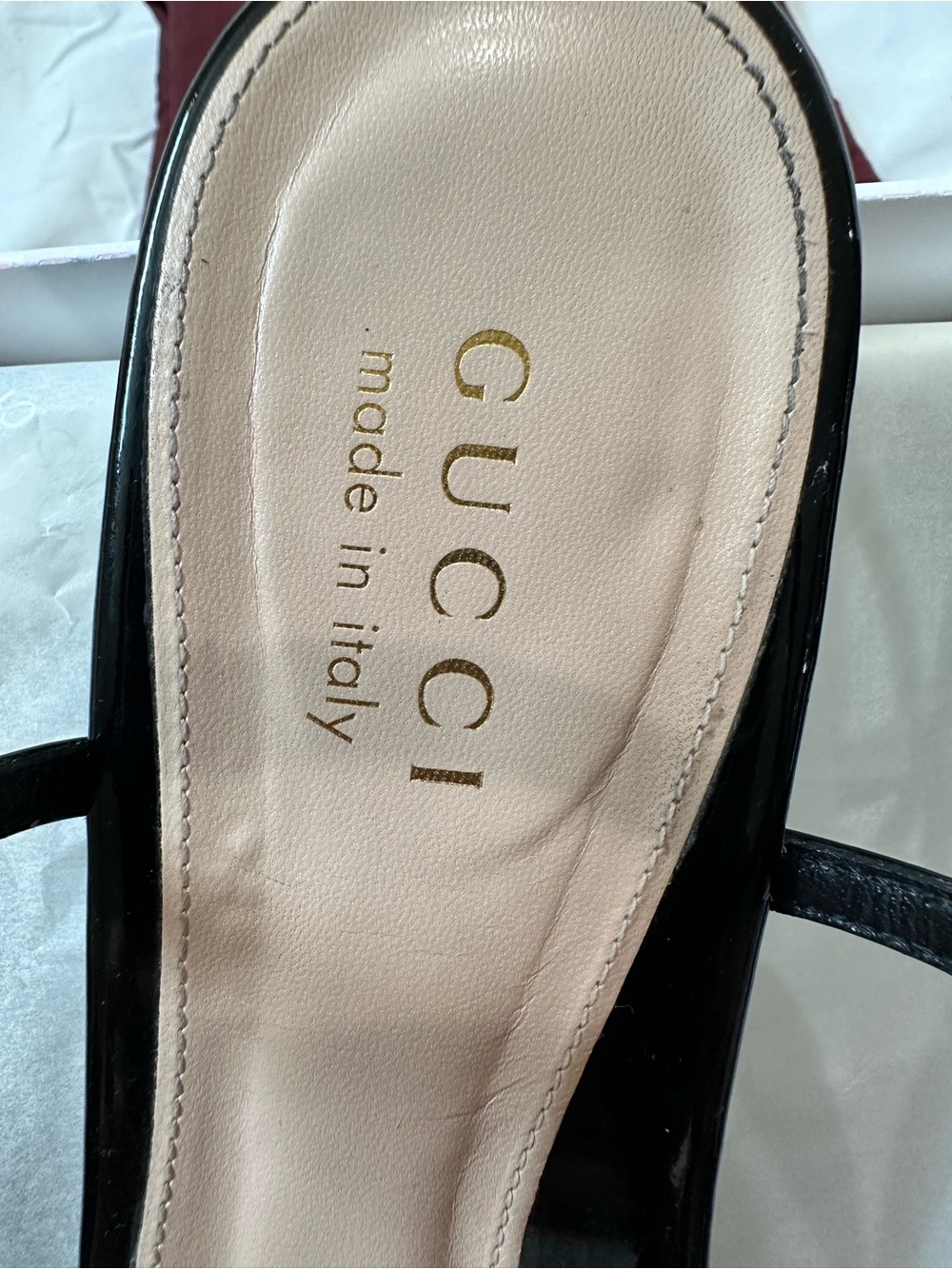 Gucci Black Patent Leather T-Strap Sandals with Gold Chain - Picture 4 of 9